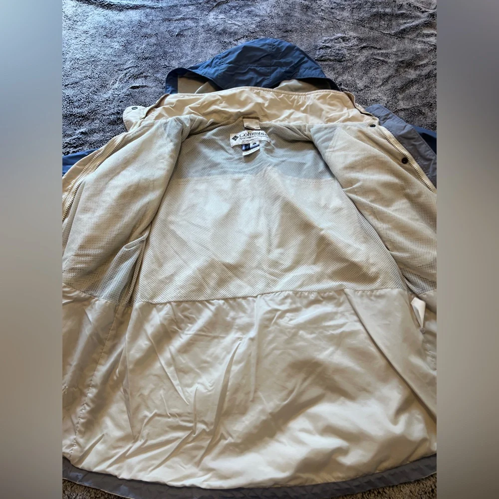 Women’s Columbia Blue and Cream Shell Jacket - Picture 9 of 10